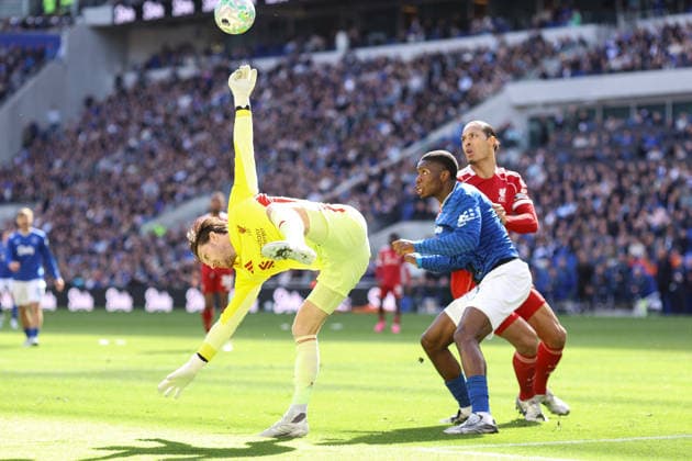 Everton gegen Liverpool 19. April 2026, Liverpool Premier League Fußball Everton gegen Liverpool Liverpools Torhüter Freddie Woodman rutscht beim Stoßen des Balls aus Foto Jacques Feeney Abseits Liverpool UK  Copyright: xJacquesxFeeneyx xOffsidexOffside