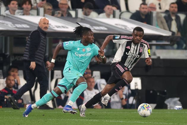 Turin, Italy, 19th April 2026. Vincenzo Italiano Head coach of Bologna FC looks on as Jonathan Rowe of Bologna FC takes on Pierre Kalulu of Juventus during the Juventus vs Bologna Serie A match at Allianz Stadium, Turin. Picture credit should read: Jonathan Moscrop Sportimage EDITORIAL USE ONLY. No use with unauthorised audio, video, data, fixture lists, club league logos or live services. Online in-match use limited to 120 images, no video emulation. No use in betting, games or single club league player publications. SPI_037_JM_JUVE_BOLOGNA SPI-4650-0037