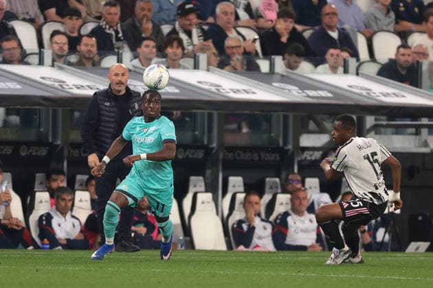 Turin, Italy, 19th April 2026. Vincenzo Italiano Head coach of Bologna FC looks on as Jonathan Rowe of Bologna FC focuses on the ball as Pierre Kalulu of Juventus closes in during the Juventus vs Bologna Serie A match at Allianz Stadium, Turin. Picture credit should read: Jonathan Moscrop Sportimage EDITORIAL USE ONLY. No use with unauthorised audio, video, data, fixture lists, club league logos or live services. Online in-match use limited to 120 images, no video emulation. No use in betting, games or single club league player publications. SPI_046_JM_JUVE_BOLOGNA SPI-4650-0046