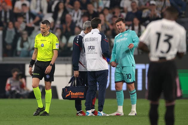 Turin, Italy, 19th April 2026. Federico Bernardeschi of Bologna FC reacts with medical staff after pulling up with an injury seconds after coming on as a second half substitute during the Juventus vs Bologna Serie A match at Allianz Stadium, Turin. Picture credit should read: Jonathan Moscrop Sportimage EDITORIAL USE ONLY. No use with unauthorised audio, video, data, fixture lists, club league logos or live services. Online in-match use limited to 120 images, no video emulation. No use in betting, games or single club league player publications. SPI_048_JM_JUVE_BOLOGNA SPI-4650-0048