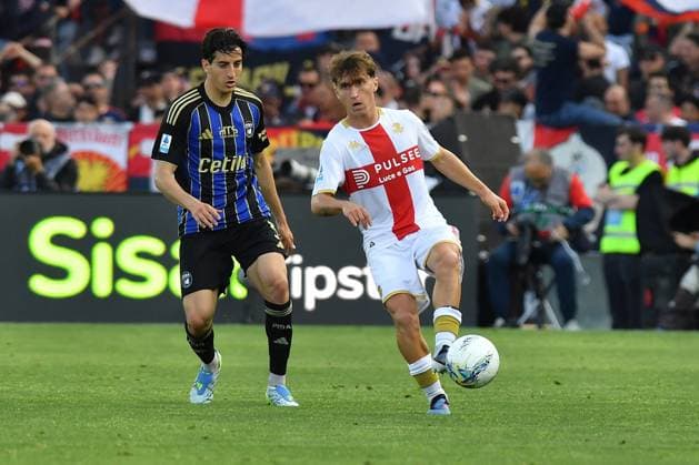 CALCIO - Serie A - Pisa SC vs Genoa CFC Samuele Angori (Pisa) Tommaso Baldanzi (Genoa) during Pisa SC vs Genoa CFC, Italian soccer Serie A match in Pisa, Italy, April 19 2026 Pisa Italy  Copyright: xIPAxSport ABACAx