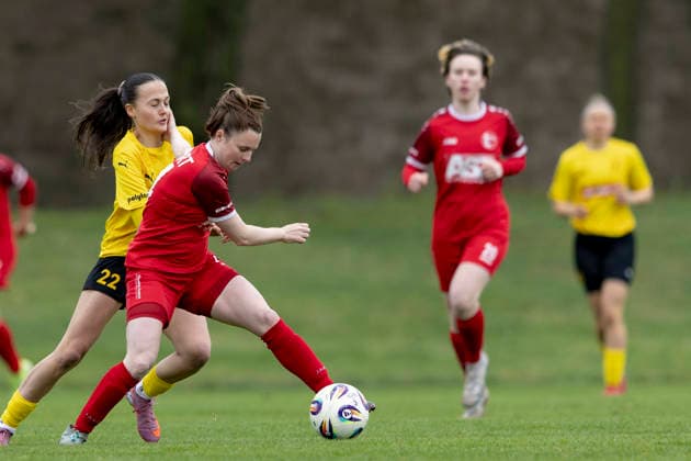 Regionalliga Nordost Frauen 1 FFV Erfurt vs 1 FFC Fortuna Dresden Erfurt 19 04 2026 Katja Groll 14 1 FFV Erfurt vs Victoria Simon 22 1 FFC Fortuna Dresden Regionalliga Nordost Frauen 1 FFV Erfurt vs 1 FFC Fortuna Dresden Sportforum Johannesplatz Erfurt 19 04 2026 Copyright: xBEAUTIFULxSPORTS Duehringx