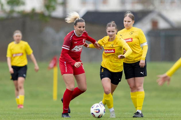 Regionalliga Nordost Frauen 1 FFV Erfurt vs 1 FFC Fortuna Dresden Erfurt 19 04 2026 Mandy Uhl 18 1 FFV Erfurt vs Nia Uhlmann 5 1 FFC Fortuna Dresden Regionalliga Nordost Frauen 1 FFV Erfurt vs 1 FFC Fortuna Dresden Sportforum Johannesplatz Erfurt 19 04 2026 Copyright: xBEAUTIFULxSPORTS Duehringx