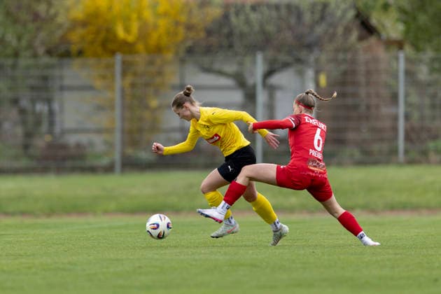 Regionalliga Nordost Frauen 1 FFV Erfurt vs 1 FFC Fortuna Dresden Erfurt 19 04 2026 Luisa Preißel 6 1 FFV Erfurt vs Nia Uhlmann 5 1 FFC Fortuna Dresden Regionalliga Nordost Frauen 1 FFV Erfurt vs 1 FFC Fortuna Dresden Sportforum Johannesplatz Erfurt 19 04 2026 Copyright: xBEAUTIFULxSPORTS Duehringx