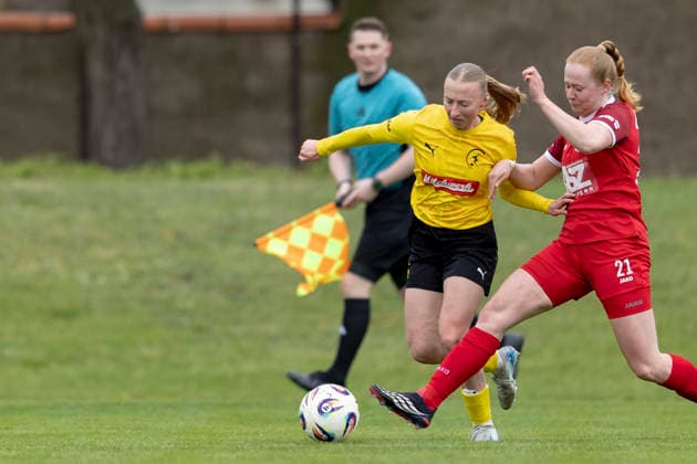 Regionalliga Nordost Frauen 1 FFV Erfurt vs 1 FFC Fortuna Dresden Erfurt 19 04 2026 Emilia Martin 26 1 FFC Fortuna Dresden vs Pia Huck 21 1 FFV Erfurt Regionalliga Nordost Frauen 1 FFV Erfurt vs 1 FFC Fortuna Dresden Sportforum Johannesplatz Erfurt 19 04 2026 Copyright: xBEAUTIFULxSPORTS Duehringx