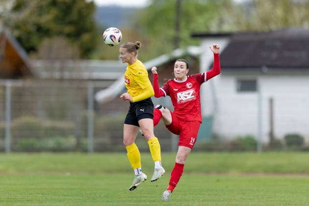 Regionalliga Nordost Frauen 1 FFV Erfurt vs 1 FFC Fortuna Dresden Erfurt 19 04 2026 Nia Uhlmann 5 1 FFC Fortuna Dresden vs Lea Schrenk 19 1 FFV Erfurt Regionalliga Nordost Frauen 1 FFV Erfurt vs 1 FFC Fortuna Dresden Sportforum Johannesplatz Erfurt 19 04 2026 Copyright: xBEAUTIFULxSPORTS Duehringx