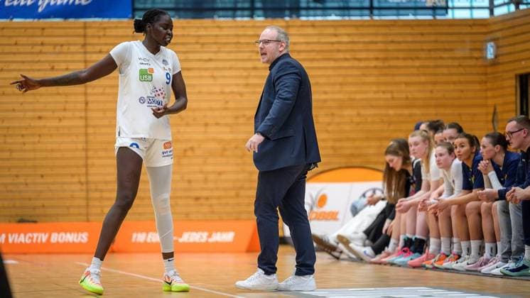 Bochum VfL VIACTIV AstroLadies Bochum Falcons Bad Homburg FOR EDITORIAL PURPOSES ONLY p Faith Dut 9, VfL VIACTIV AstroLadies Bochum and Bochum coach Mario Zurkowski in the game VfL VIACTIV AstroLadies Bochum white against Falcons Bad Homburg black on Sunday, April 19, 2026, at the Rundsporthalle in Bochum Bochum Copyright UwexErnst Copyright: UwexErnst doc85horxqpqsj1e4a99u63 ,EDITORIAL USE ONLY Copyright: UwexErnst