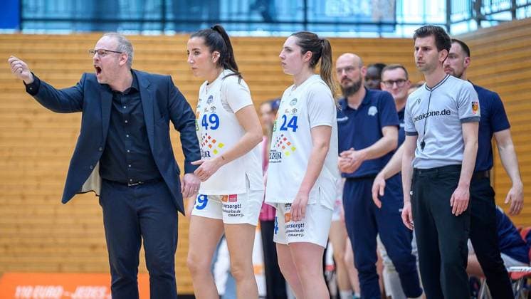 Bochum VfL VIACTIV AstroLadies Bochum Falcons Bad Homburg FOR EDITORIAL PURPOSES ONLY p Bochum Coach Mario Zurkowski in the game VfL VIACTIV AstroLadies Bochum white against Falcons Bad Homburg black on Sunday, April 19, 2026, in the Rundsporthalle in Bochum Bochum Copyright UwexErnst Copyright: UwexErnst doc85hory5e9ftdi9hpuna ,EDITORIAL USE ONLY Copyright: UwexErnst
