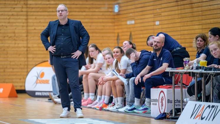 Bochum VfL VIACTIV AstroLadies Bochum Falcons Bad Homburg FOR EDITORIAL PURPOSES ONLY p Bochum Coach Mario Zurkowski in the game VfL VIACTIV AstroLadies Bochum white against Falcons Bad Homburg black on Sunday, April 19, 2026, in the Rundsporthalle in Bochum Bochum Copyright UwexErnst Copyright: UwexErnst doc85horye9vhgxsusvunv ,EDITORIAL USE ONLY Copyright: UwexErnst