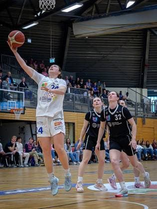 Bochum VfL VIACTIV AstroLadies Bochum Falcons Bad Homburg FOR EDITORIAL PURPOSES ONLY p Lisa Kullik 24, VfL VIACTIV AstroLadies Bochum in the match VfL VIACTIV AstroLadies Bochum white against Falcons Bad Homburg black on Sunday, April 19, 2026, at the Rundsporthalle in Bochum Bochum Copyright UwexErnst Copyright: UwexErnst doc85horstjfgofk500x4p ,EDITORIAL USE ONLY Copyright: UwexErnst