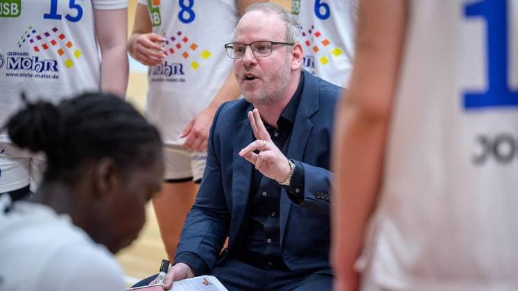 Bochum VfL VIACTIV AstroLadies Bochum Falcons Bad Homburg FOR EDITORIAL PURPOSES ONLY p Bochum Coach Mario Zurkowski in the game VfL VIACTIV AstroLadies Bochum white against Falcons Bad Homburg black on Sunday, April 19, 2026, in the Rundsporthalle in Bochum Bochum Copyright UwexErnst Copyright: UwexErnst doc85horyqk50yko29cu79 ,EDITORIAL USE ONLY Copyright: UwexErnst