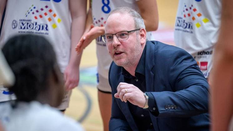 Bochum VfL VIACTIV AstroLadies Bochum Falcons Bad Homburg FOR EDITORIAL PURPOSES ONLY p Bochum Coach Mario Zurkowski in the game VfL VIACTIV AstroLadies Bochum white against Falcons Bad Homburg black on Sunday, April 19, 2026, in the Rundsporthalle in Bochum Bochum Copyright UwexErnst Copyright: UwexErnst doc85horywdmvb948ws239p ,EDITORIAL USE ONLY Copyright: UwexErnst