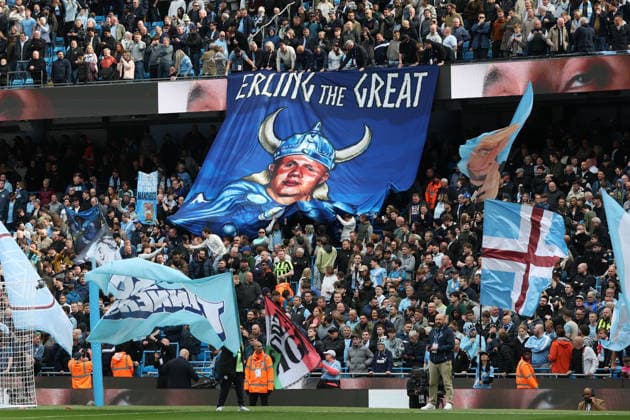 19th April 2026; Etihad Stadium, Manchester, Lancashire, England; Premier League Football, Manchester City versus Arsenal ; Manchester City supporters display a banner of Erling Haaland before the kick off DavidxBlunsden