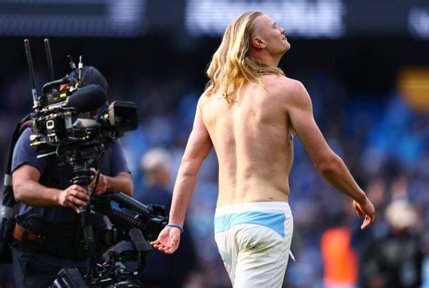 Erling Haaland of Manchester City at the end of the match Manchester City v Arsenal, Premier League, Football, Etihad Stadium, Manchester, UK - 19 Apr 2026Manchester Etihad Stadium United Kingdom EDITORIAL USE ONLY No use with unauthorised audio, video, data, fixture lists, club league logos or live services. Online in-match use limited to 120 images, no video emulation. No use in betting, games or single club league player publications.  Copyright: xMattxWest Shutterstockx 16836204cz