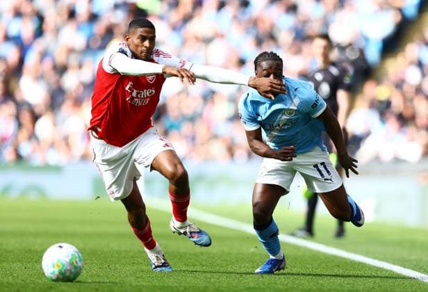 Cristhian Mosquera of Arsenal and Jeremy Doku of Manchester City Manchester City v Arsenal, Premier League, Football, Etihad Stadium, Manchester, UK - 19 Apr 2026Manchester Etihad Stadium United Kingdom EDITORIAL USE ONLY No use with unauthorised audio, video, data, fixture lists, club league logos or live services. Online in-match use limited to 120 images, no video emulation. No use in betting, games or single club league player publications. Copyright: xMattxWest Shutterstockx 16836204ca