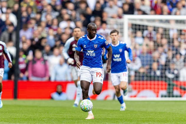 Aston Villa v Sunderland, Premier League Sunderland midfielder Habib Diarra (19) runs forward with ball during the Premier League match between Aston Villa and Sunderland at Villa Park, Birmingham, UK on 19 April 2026. Birmingham Villa Park West Midlands UK Editorial use only DataCo restrictions apply See www.football-dataco.com , Copyright: xManjitxNarotrax PSI-24107-0055