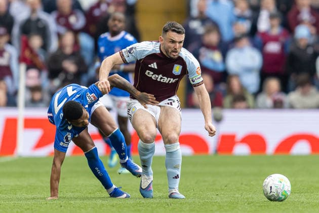 Aston Villa v Sunderland, Premier League Aston Villa midfielder John McGinn (7) battles for possession with Sunderland defender Reinildo Mandava (17) during the Premier League match between Aston Villa and Sunderland at Villa Park, Birmingham, UK on 19 April 2026. Birmingham Villa Park West Midlands UK Editorial use only DataCo restrictions apply See www.football-dataco.com , Copyright: xManjitxNarotrax PSI-24107-0075