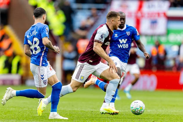 Aston Villa v Sunderland, Premier League Aston Villa midfielder Ross Barkley (6) runs forward with ball during the Premier League match between Aston Villa and Sunderland at Villa Park, Birmingham, UK on 19 April 2026. Birmingham Villa Park West Midlands UK Editorial use only DataCo restrictions apply See www.football-dataco.com , Copyright: xManjitxNarotrax PSI-24107-0169