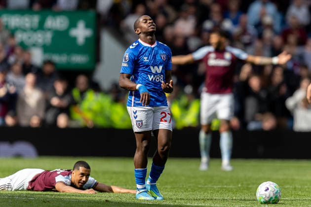 Aston Villa v Sunderland, Premier League Sunderland midfielder Noah Sadiki (27) frustrated fouling Aston Villa midfielder Youri Tielemans (8) during the Premier League match between Aston Villa and Sunderland at Villa Park, Birmingham, UK on 19 April 2026. Birmingham Villa Park West Midlands UK Editorial use only DataCo restrictions apply See www.football-dataco.com , Copyright: xManjitxNarotrax PSI-24107-0186