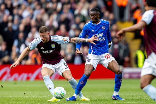 Aston Villa v Sunderland, Premier League Aston Villa midfielder Ross Barkley (6) battles for possession with Sunderland defender Nordi Mukiele (20) during the Premier League match between Aston Villa and Sunderland at Villa Park, Birmingham, UK on 19 April 2026. Birmingham Villa Park West Midlands UK Editorial use only DataCo restrictions apply See www.football-dataco.com , Copyright: xManjitxNarotrax PSI-24107-0191