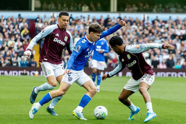 Aston Villa v Sunderland, Premier League Sunderland midfielder Chris Rigg (11) battles for possession during the Premier League match between Aston Villa and Sunderland at Villa Park, Birmingham, UK on 19 April 2026. Birmingham Villa Park West Midlands UK Editorial use only DataCo restrictions apply See www.football-dataco.com , Copyright: xManjitxNarotrax PSI-24107-0113