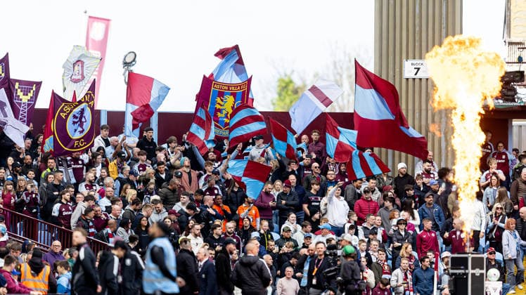 Aston Villa v Sunderland, Premier League Aston Villa fans before the Premier League match between Aston Villa and Sunderland at Villa Park, Birmingham, UK on 19 April 2026. Birmingham Villa Park West Midlands UK Editorial use only DataCo restrictions apply See www.football-dataco.com , Copyright: xManjitxNarotrax PSI-24107-0145
