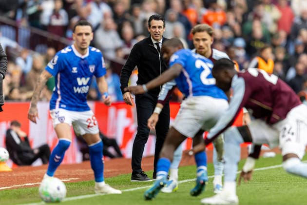 Aston Villa v Sunderland, Premier League Aston Villa Head Coach Unai Emery watches play during the Premier League match between Aston Villa and Sunderland at Villa Park, Birmingham, UK on 19 April 2026. Birmingham Villa Park West Midlands UK Editorial use only DataCo restrictions apply See www.football-dataco.com , Copyright: xManjitxNarotrax PSI-24107-0234