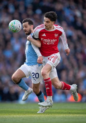 Manchester City v Arsenal - Premier League MANCHESTER, ENGLAND - APRIL 19: Kai Havertz of Arsenal and Bernardo Silva of Manchester City in action during the Premier League match between Manchester City and Arsenal at Etihad Stadium on April 19, 2026 in Manchester, England. Kai Havertz; Bernardo Silva Manchester Etihad Stadium England United Kingdom Copyright: xVisionhausx 776340684
