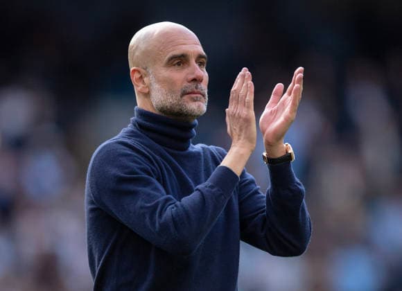 Manchester City v Arsenal - Premier League MANCHESTER, ENGLAND - APRIL 19: Manchester City manager Pep Guardiola acknowledges the fans after the Premier League match between Manchester City and Arsenal at Etihad Stadium on April 19, 2026 in Manchester, England. Pep Guardiola Manchester Etihad Stadium England United Kingdom Copyright: xVisionhausx 776340684