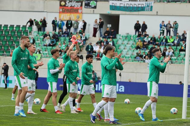 Fürth, Germany 19 April 2026 2 Bundesliga 30 Matchday SpVgg Greuther Fürth vs SV Darmstadt 98 In the picture The players of Greuther Fürth in front of the Greuther Fürth fan curve before the match against Darmstadt DFL regulations prohibit any use of photographs as image sequences and or quasi video Copyright: HMBxMedia MadeleinexFantini