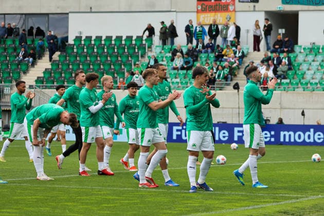 Fürth, Germany 19 April 2026 2 Bundesliga 30 Matchday SpVgg Greuther Fürth vs SV Darmstadt 98 In the picture The players of Greuther Fürth in front of the Greuther Fürth fan curve before the match against Darmstadt DFL regulations prohibit any use of photographs as image sequences and or quasi video Copyright: HMBxMedia MadeleinexFantini