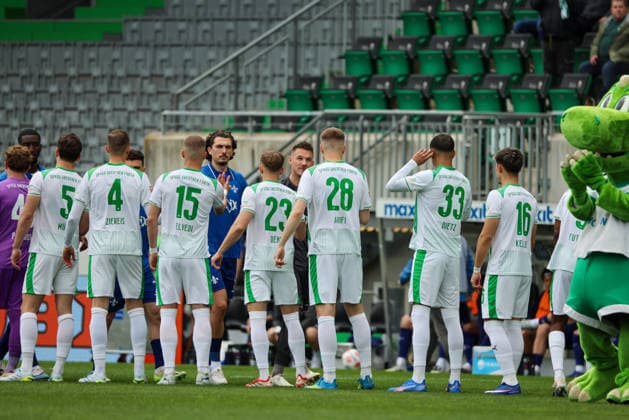 Fürth, Germany 19 April 2026 2 Bundesliga 30 Matchday SpVgg Greuther Fürth vs SV Darmstadt 98 In the picture The players of Greuther Fürth and SV Darmstadt high-five each other before the match DFL regulations prohibit any use of photographs as image sequences and or quasi video Copyright: HMBxMedia MadeleinexFantini
