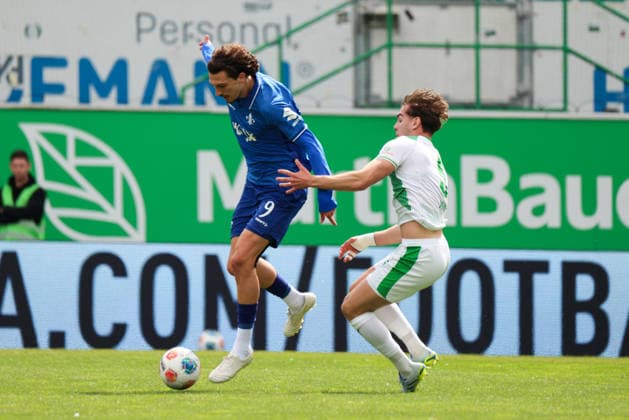 Fürth, Germany 19 April 2026 2 Bundesliga 30 Matchday SpVgg Greuther Fürth vs SV Darmstadt 98 In the picture from left in a duel Fraser Hornby SV Darmstadt and Reno Münz Meunz Greuther Fürth DFL regulations prohibit any use of photographs as image sequences and or quasi video Copyright: HMBxMedia MadeleinexFantini