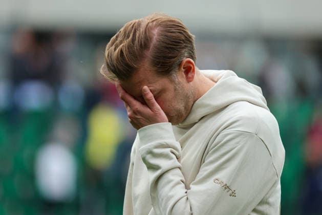 Fürth, Germany 19 April 2026 2 Bundesliga 30 Matchday SpVgg Greuther Fürth vs SV Darmstadt 98 In the picture Coach Florian Kohfeldt SV Darmstadt after the defeat against Greuther Fürth deeply disappointed and thoughtful that he holds his hands in front of his face DFL regulations prohibit any use of photographs as image sequences and or quasi video Copyright: HMBxMedia MadeleinexFantini