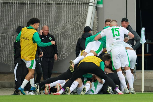 Fürth, Germany 19 April 2026 2 Bundesliga 30 Matchday SpVgg Greuther Fürth vs SV Darmstadt 98 In the picture Goalscorer Noel Futkeu Greuther Fürth scores the goal to make it 3 2 for Fürth and cheers with his teammates who pounce on him DFL regulations prohibit any use of photographs as image sequences and or quasi video Copyright: HMBxMedia MadeleinexFantini