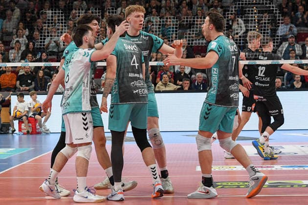 The players of the Powervolleys Düren, celebrate a point, celebrate the point, celebration, action, action, 19 04 2026, Düren Germany , Volleyball, 1 Bundesliga men, semi-final playoff, SWD Powervolleys Düren SVG Lüneburg xmhx