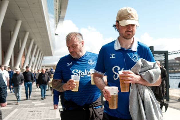 Everton gegen Liverpool 19 April 2026, Liverpool Premier League Fußball Everton gegen Liverpool Everton-Fans tragen Biere Foto Jacques Feeney Abseits Liverpool UK  Copyright: xJacquesxFeeneyx xOffsidexOffside