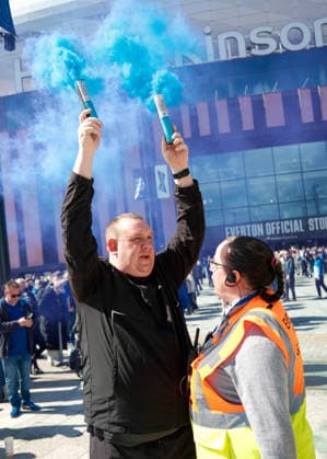 Everton gegen Liverpool 19. April 2026, Liverpool Premier League Fußball Everton gegen Liverpool Ein Mann hält Fackeln in die Höhe und wird von einem Steward aufgefordert, damit aufzuhören Foto Jacques Feeney Abseits Liverpool UK  Copyright: xJacquesxFeeneyx xOffsidexOffside