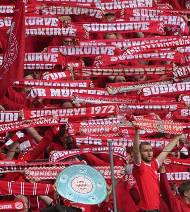 19.04.2026, 1. Bundesliga , FC Bayern Muenchen vs VfB Stuttgart, Allianz Arena Muenchen, Fussball, im Bild: FC Bayern Muenchen Fans sind auch Deutsche Meister *** 19 04 2026, 1 Bundesliga , FC Bayern Muenchen vs VfB Stuttgart, Allianz Arena Muenchen, Soccer, Sports, in the picture FC Bayern Muenchen fans are also German champions