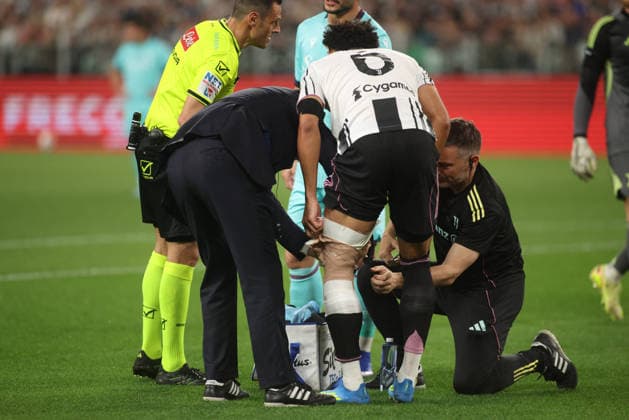 CALCIO - Serie A - Juventus FC vs Bologna FC Lloyd Kelly of Juventus FC receiving medical aid during the Italian Serie A, football match between Juventus FC and Bologna FC on 19 April 2026, at Allianz Stadium Turin, Italy. Photo Nderim Kaceli Turin Italy  Copyright: xIPAxSport ABACAx