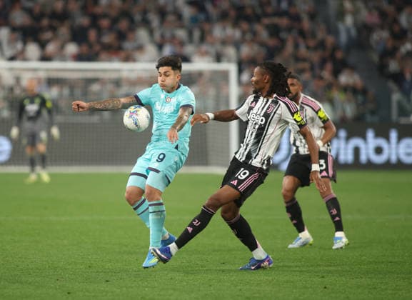 CALCIO - Serie A - Juventus FC vs Bologna FC Santiago Castro of Bologna and Khephren Thuram of Juventus FC during the Italian Serie A, football match between Juventus FC and Bologna FC on 19 April 2026, at Allianz Stadium Turin, Italy. Photo Nderim Kaceli Turin Italy  Copyright: xIPAxSport ABACAx