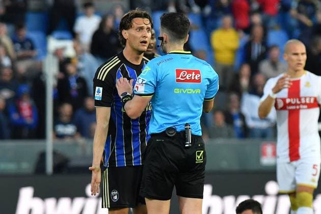CALCIO - Serie A - Pisa SC vs Genoa CFC Gabriele Piccinini (Pisa) The referee Valerio Crezzini during Pisa SC vs Genoa CFC, Italian soccer Serie A match in Pisa, Italy, April 19 2026 Pisa Italy  Copyright: xIPAxSport ABACAx