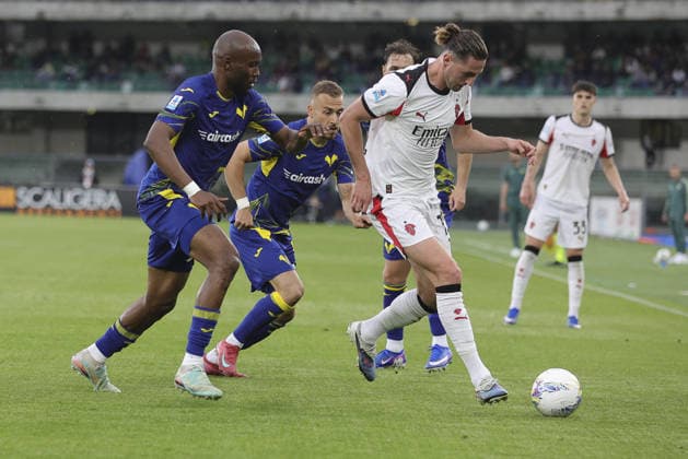CALCIO - Serie A - Hellas Verona FC vs AC Milan AC Milan a Adrien Rabiot battle for the ball with Moatasem Al-Musrati of Hellas Verona FC during Hellas Verona FC vs AC Milan, 33Â° Serie A Enilive 2025-26 game at Marcantonio Bentegodi stadium in Verona (VR), Italy, on April 19, 2026. Verona Italy  Copyright: xIPAxSport ABACAx