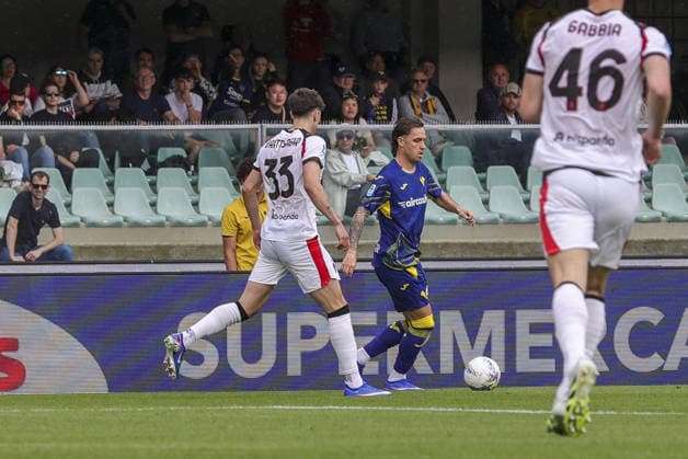 CALCIO - Serie A - Hellas Verona FC vs AC Milan Pol Lirola of Hellas Verona competes for the ball with Davide Bartesaghi of AC Milan during Hellas Verona FC vs AC Milan, 33Â° Serie A Enilive 2025-26 game at Marcantonio Bentegodi stadium in Verona (VR), Italy, on April 19, 2026. Verona Italy  Copyright: xIPAxSport ABACAx