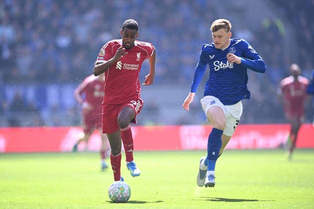 Everton v Liverpool, Premier League Alexander Isak of Liverpool runs with the ball whilst under pressure from Jarrad Branthwaite of Everton during the Everton v Liverpool Premier League match at the Hill Dickinson Stadium, Liverpool, England on 19 April 2026 Credit: Ben Roberts Every Second Media Editorial use only. All images are copyright Every Second Media Limited. No images may be reproduced without prior permission. All rights reserved. Premier League and Football League images are subject to licensing agreements with Football DataCo Limited. see https: www.football-dataco.com Copyright: xIMAGO EveryxSecondxMediax ESM-1928-0089 BenxRobertsx xEveryxSecondxMediax