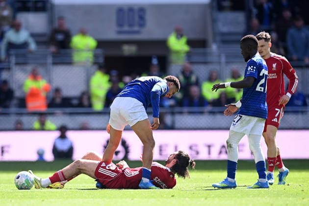 Everton v Liverpool, Premier League Iliman Ndiaye of Everton looks over Dominik Szoboszlai of Liverpool following a tackle during the Everton v Liverpool Premier League match at the Hill Dickinson Stadium, Liverpool, England on 19 April 2026 Credit: Ben Roberts Every Second Media Editorial use only. All images are copyright Every Second Media Limited. No images may be reproduced without prior permission. All rights reserved. Premier League and Football League images are subject to licensing agreements with Football DataCo Limited. see https: www.football-dataco.com Copyright: xIMAGO EveryxSecondxMediax ESM-1928-0128 BenxRobertsx xEveryxSecondxMediax