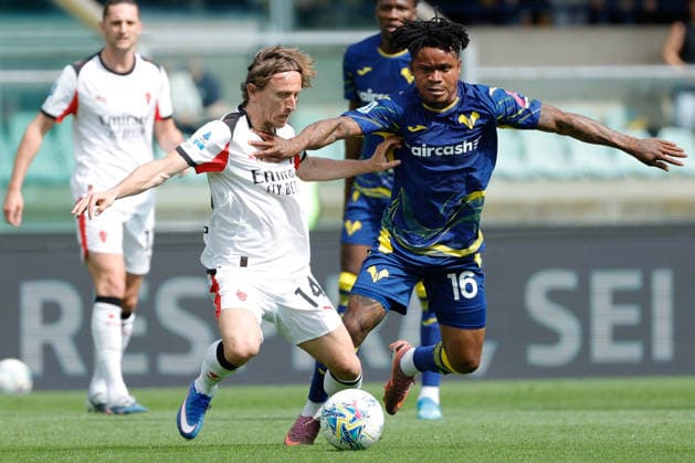 April 19, 2026, Verona, Italy: (L-R) Luka Modric of AC Milan under pressure from Gift Orban of Hellas Verona FC during the Italian Serie A soccer match Hellas Verona vs AC Milan at Marcantonio Bentegodi Stadium..Final score Hellas Verona 0: 1 AC Milan A Soccer Match Hellas Verona Vs AC Milan At Marcantonio Bentegodi Stadium  - ZUMAs197 20260419_aaa_s197_209 Copyright: xEmanuelexPennacchiox