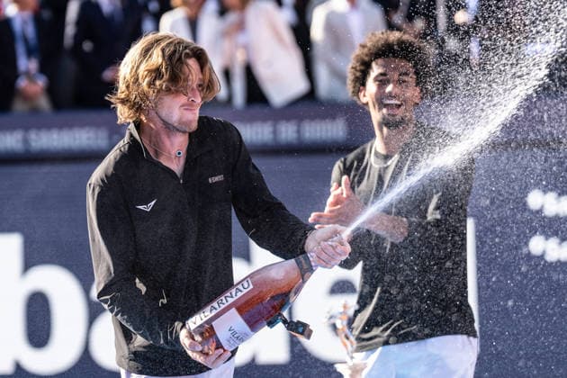 Final of the Barcelona Open Banc Sabadell tennis tournament in Barcelona, Spain - 19 Apr 2026 Final of the Barcelona Open Banc Sabadell tennis tournament in Barcelona, Spain - 19 Apr 2026 Arthur Fils FRA and Andrey Rublev RUS share a moment of complicity after the 2026 Barcelona Open Banc Sabadell match. Final of the Barcelona Open Banc Sabadell tennis tournament between Arthur Fils FRA and Andrey Rublev RUS, winning Arthur Fils 6-2 and 7-6 2. Barcelona Spain Copyright: xRicardxNovellax xSOPAxImagesx RNOVELLA_0028 Barcelona Spain Copyright: xIMAGO RicardxNovellax xSOPAxImagesx RNOVELLA_0028