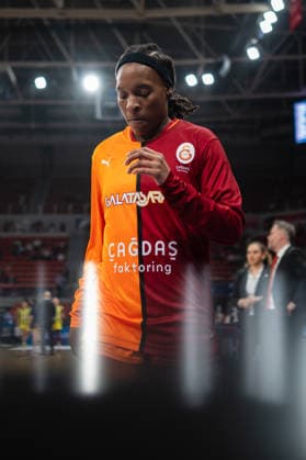 Zaragoza, Spain. 19 April 2026. Kamiah Smalls (Galatasaray) during the warm up before the EuroLeague Women Final Six 2026 Final game against Fenerbahce Zaragoza Zaragoza Spain Copyright: xNanoxCalvox NN-EuroleagueFinal-C-14
