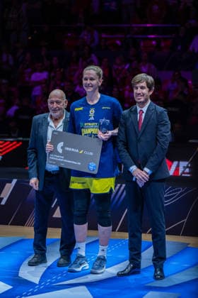 Zaragoza, Spain. 19 April 2026. Emma Meesseman (Fenerbahce) receives the All Star Five Iberia Club Award during the EuroLeague Women Final Six 2026 Final game between Fenerbahce and Galatasaray Zaragoza Zaragoza Spain Copyright: xNanoxCalvox NN-EuroleagueFinal-C-165